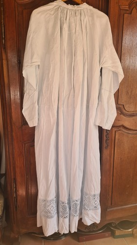 Aube pretre dentelle - de, en